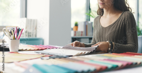 Cuadro en lienzo Young interior designer choosing fabric samples