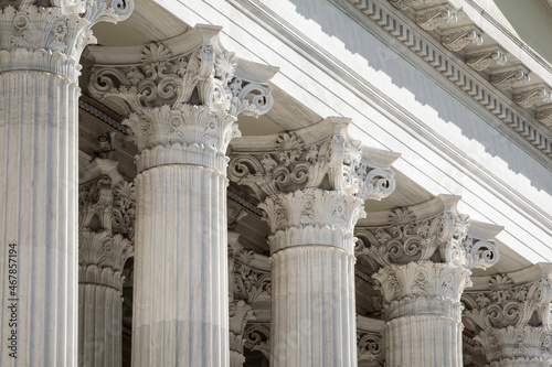 Foto Architectural detail of marble Corinthian order columns