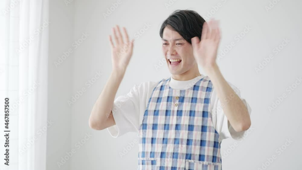 手を振りバイバイする若い男性保育士（育児・子育て・保育園）