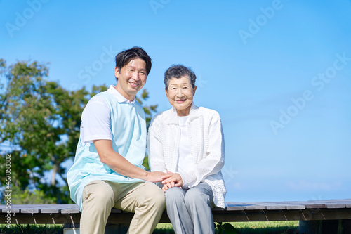 介護士と高齢者　屋外 © siro46