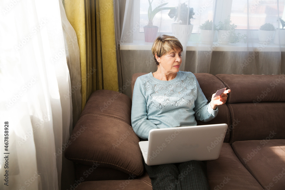senior woman with laptop and plastic credit card makes online purchases at home. online shopping
senior woman with laptop and plastic credit card makes online purchases at home. online shopping