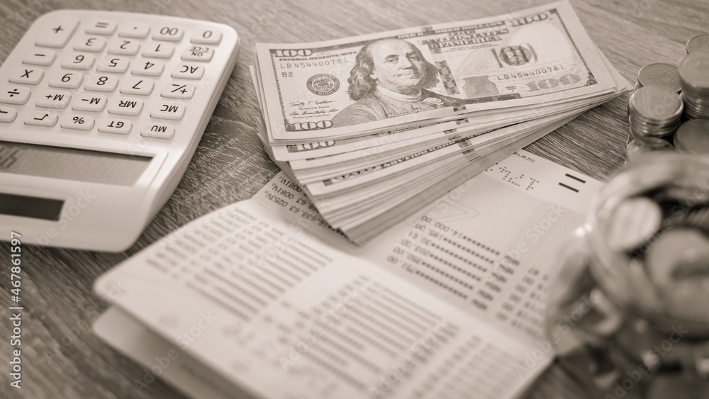 Obraz premium Close up of money stack coins and Dollar banknotes Saving money financial banking concept