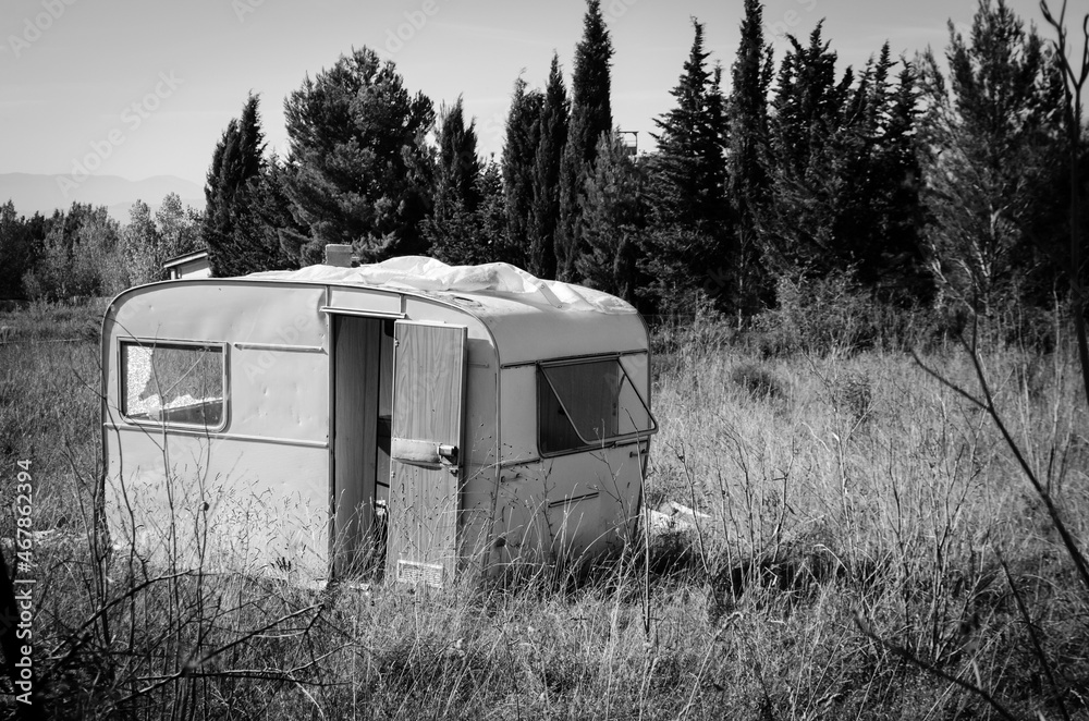 Una vecchia roulotte abbandonata nella campagna umbra