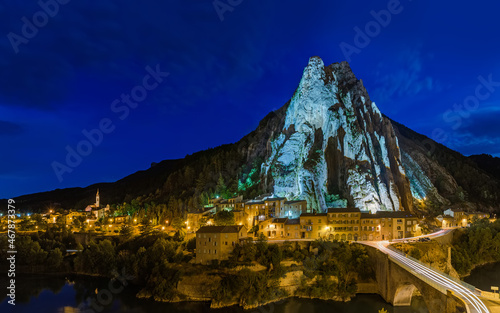 Town Sisteron in Provence France Fototapet