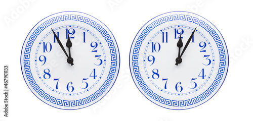 Antike Uhr mit Fünf vor Zwölf und fünf nach Zwölf soliert auf weissem Hinterg...