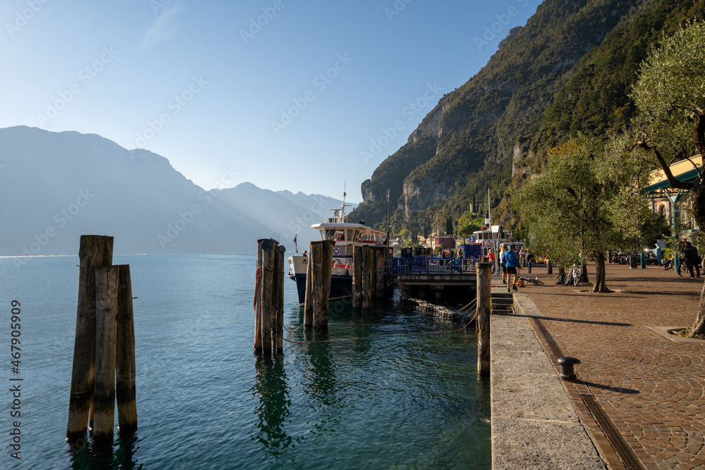 Riva del Garda Gardasee Italien Schiff Segelbooot Berge Himmel