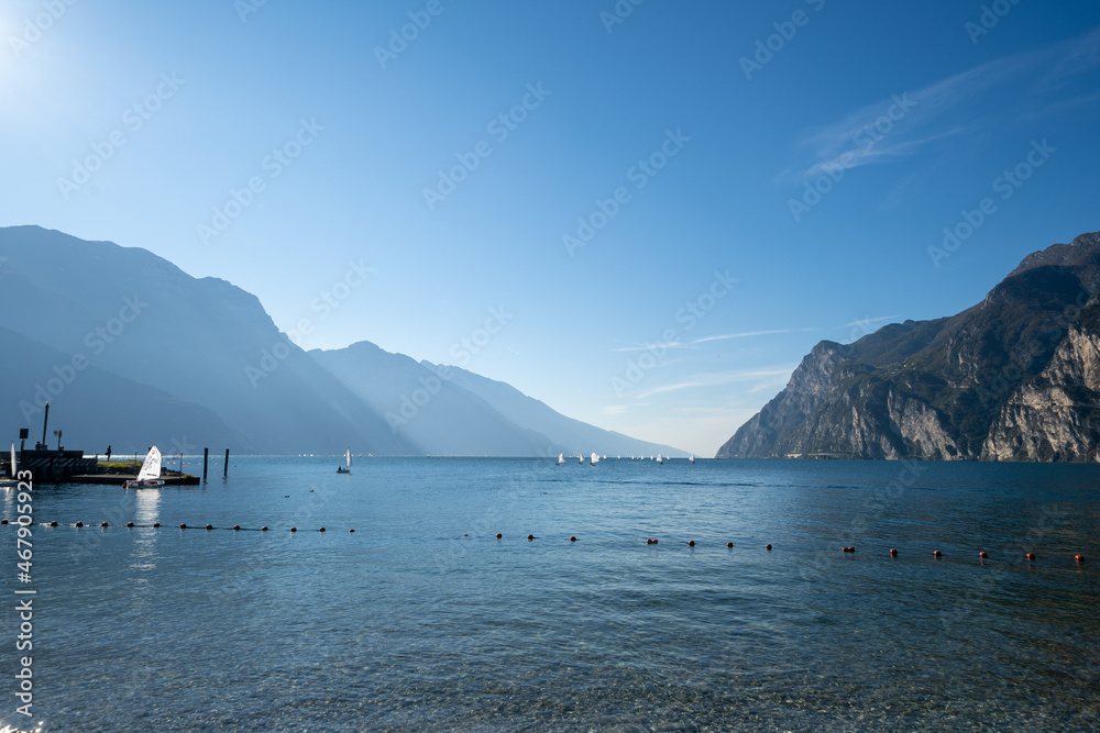 Riva del Garda Gardasee Italien Schiff Segelbooot Berge Himmel
