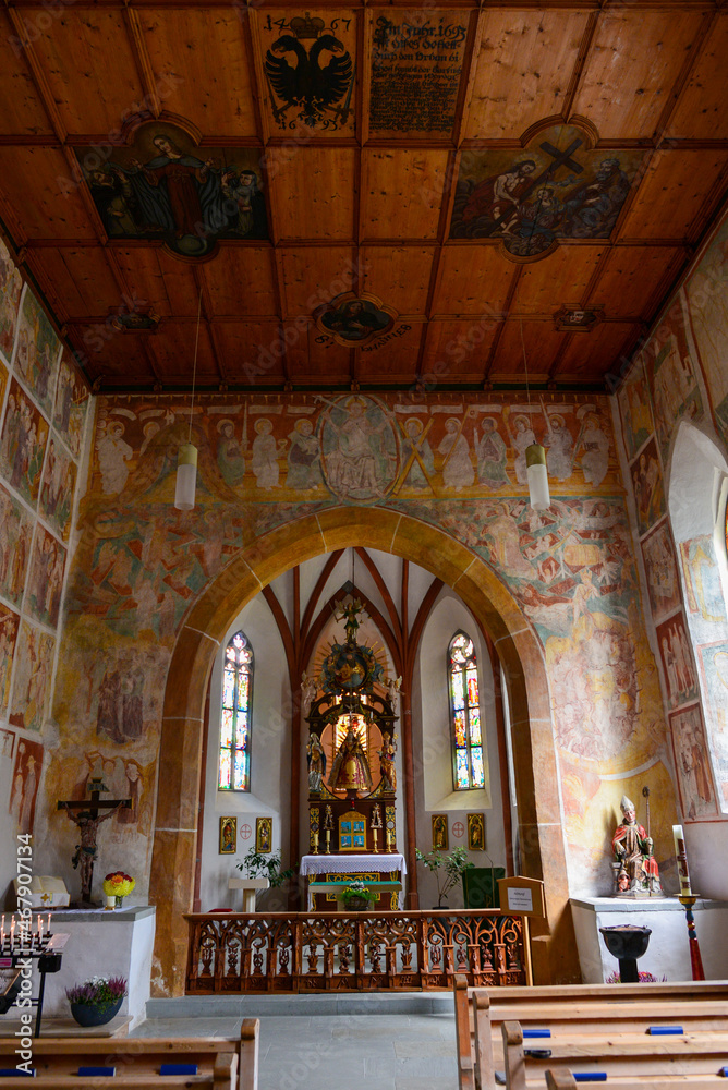 Fototapeta premium Innenansicht Pfarrkirche Damüls im Bregenzerwald