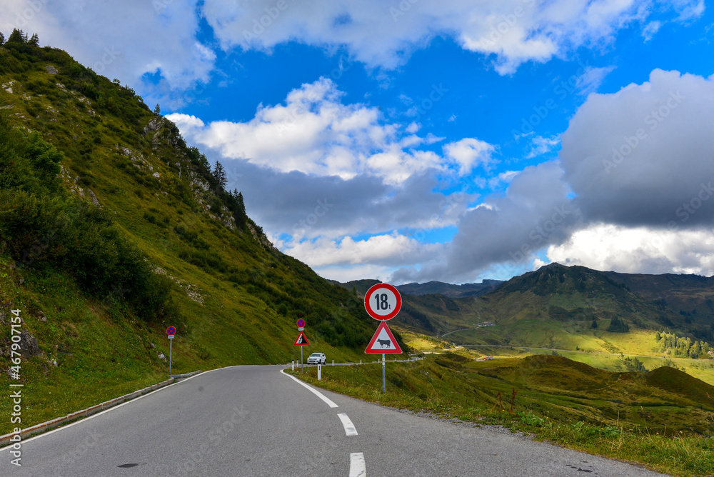 Fototapeta premium Gebirgspass Furkajoch in Vorarlberg/Österreich 