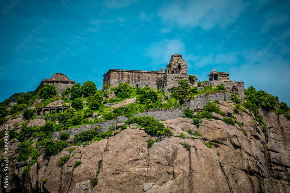 Obraz premium King Fort or Rajagiri Fort of Gingee or Senji in Tamil Nadu, India. It lies in Villupuram District, built by the kings of konar dynasty & maintained by Chola dynasty. Archeological survey of india