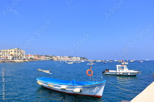 Fototapeta Naklejka Na Ścianę i Meble -  boats in front of the coast and beach in Ischia, Italy