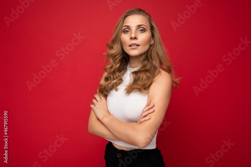Foto Portrait photo of young beautiful pretty self-confident assertive cool blonde wo