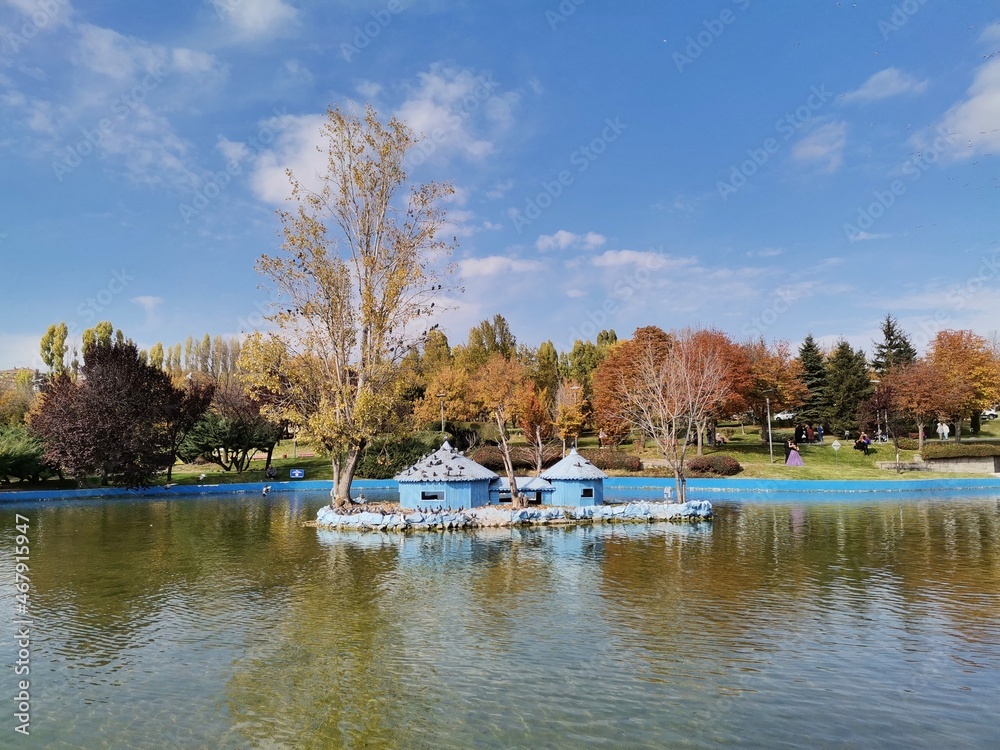 Obraz premium Lake and autumn landscape.
