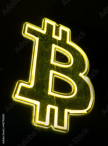 Símbolo de Bitcoin en fondo negro. photo