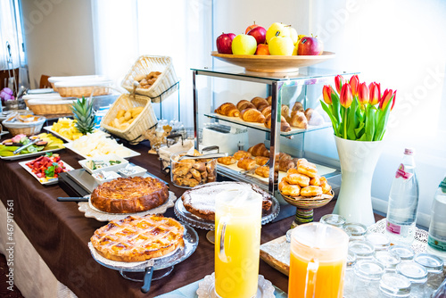 Buffet di frutta e colazione photo