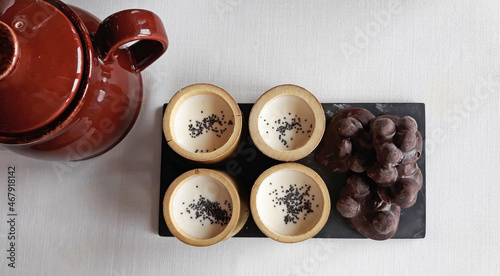 postre de leche con chocolate en vasos de bambú restaurante 163724-as21 photo