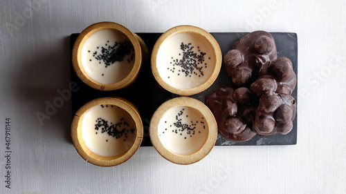postre de leche con chocolate en vasos de bambú restaurante 163744-as21 photo