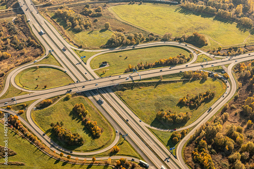 Luftaufnahme einer Autobahn mit Autobahnkreuz bei Rostock Warnemünde