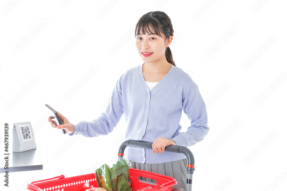 QRコード決済をする若い女性 QRコード決済をする若い女性