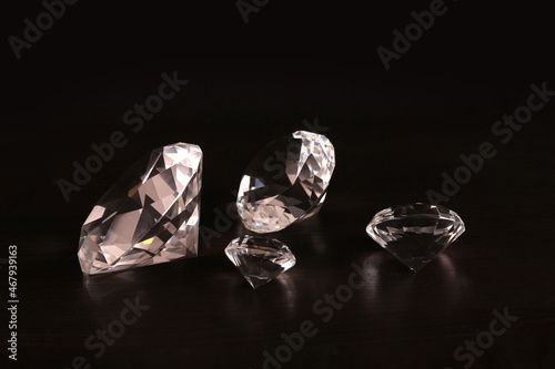 Diamonds - Glas - Diamanten in vier Gr    en auf schwarzem Hintergrund 3