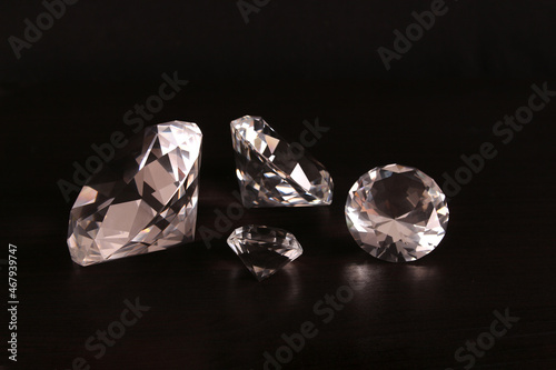 Diamonds - Glas - Diamanten in vier Gr    en auf schwarzem Hintergrund