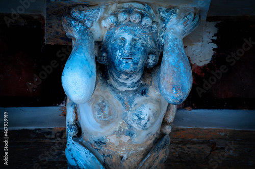 Foto Dirty ancient statue of Sisyphus with stone.