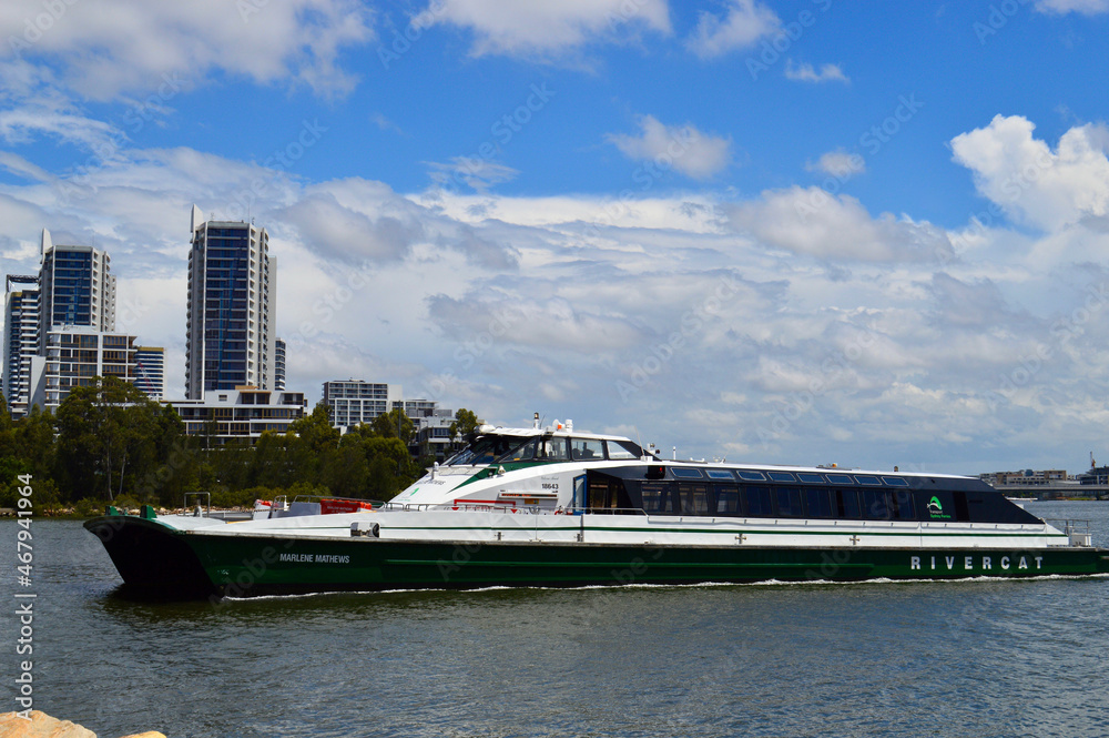Obraz premium The rivercat glides along the Parramatta river in Sydney