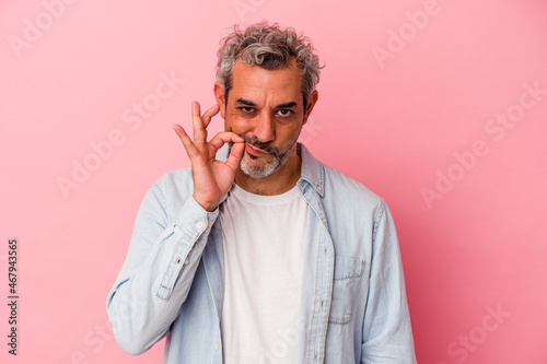 Cuadro en lienzo Middle age caucasian man isolated on pink background  with fingers on lips keeping a secret