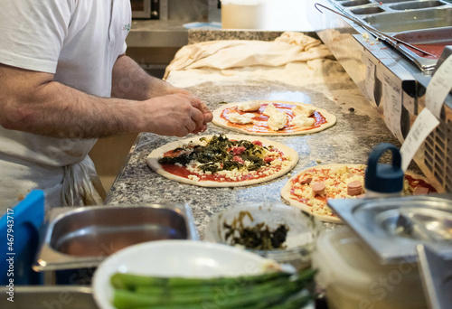 Preparazione condimenti della pizza