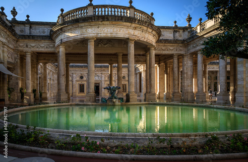 Montacatini Therme mit Wasserbecken, Pistoria Toscana, Italien photo