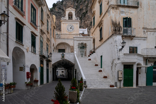 Plaza e iglesia de Atrani, en la Costa Amalfitana, sur de Napoles, Italia