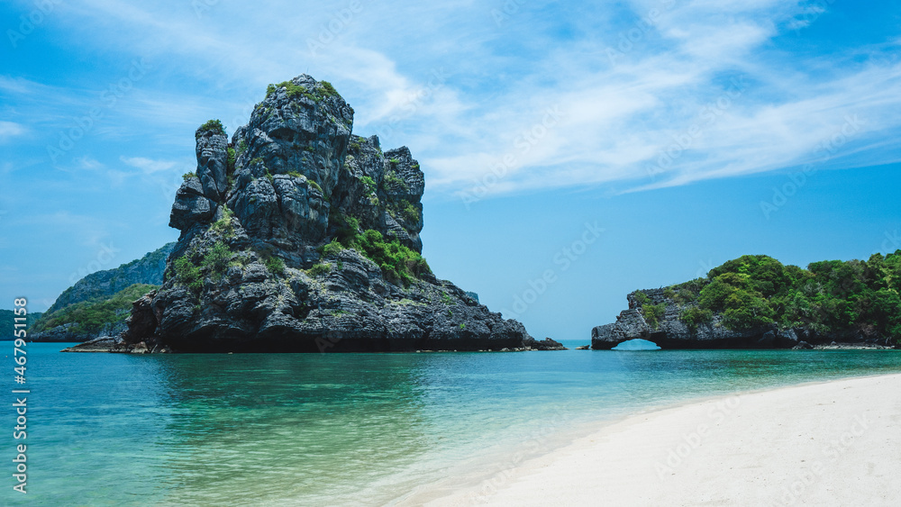 White sand beach rock formation island with turquoise water. Sam Sao Island, Mu Koh Ang Thong, near Koh Samui Island, Thailand.