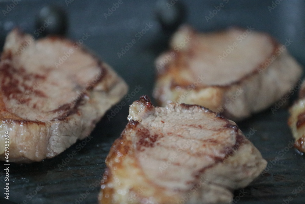 Peça de carne picanha inteira e com cortes crua e grelhada em frigideira