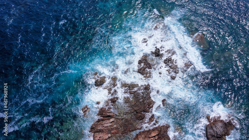 Vagues sur rochers bord de mer Corse Cargèse