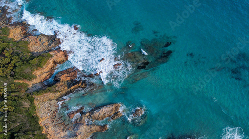 Vagues sur rochers bord de mer Corse Cargèse © Romain