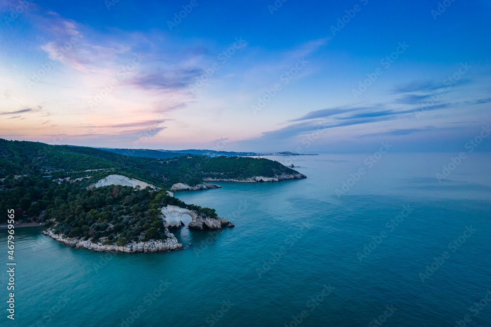 Vista aerea della baia di san felice a vieste, sul mare del gargano, puglia