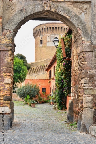 Ostia Antica,Roma,Lazio,Italia-Porta e Castello-Accanto al castello di Giulio II sorge il borgo rinascimentale di Ostia Antica, di origine medievale. 