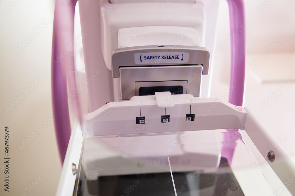 Mammograf. Badania profilaktyczne piersi. 