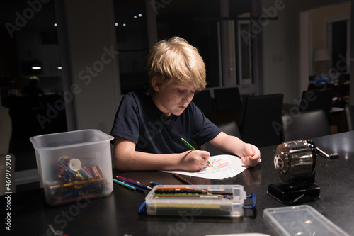 Enfant qui dessine 