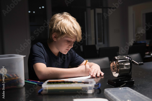 Enfant qui dessine 