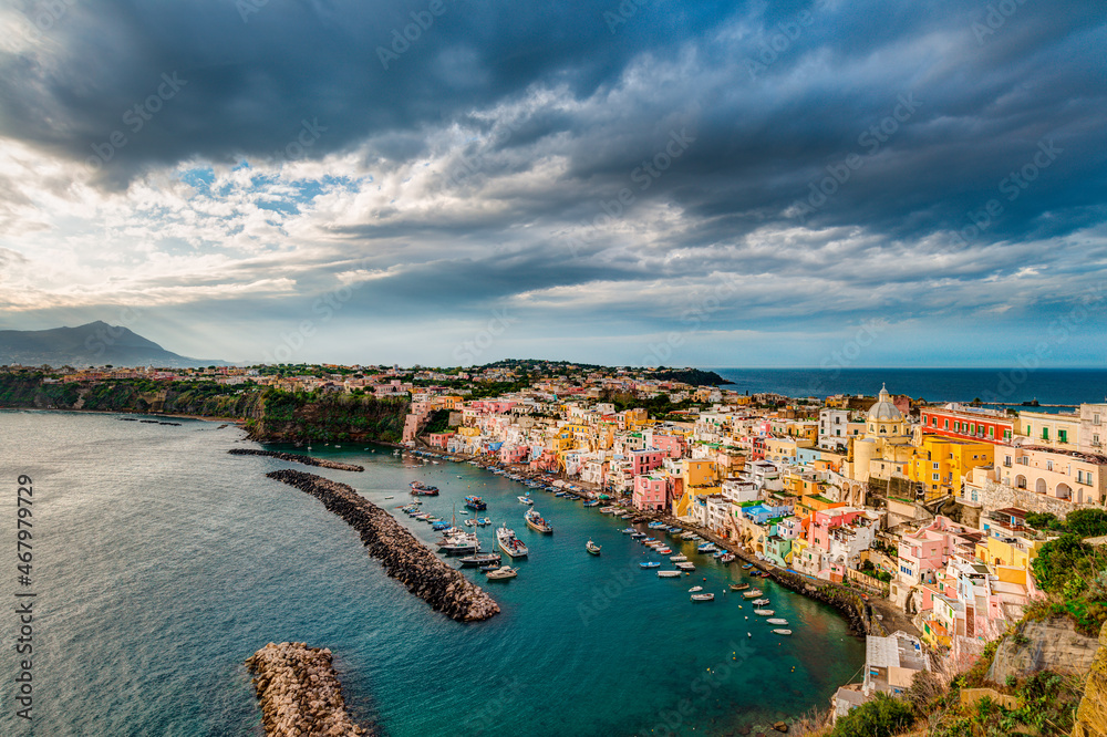 Φωτογραφία The ancient fishing village with the colorful houses of Corricella on the south