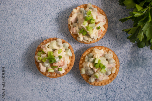 Fotografie traditional olivier salad in tartlets
