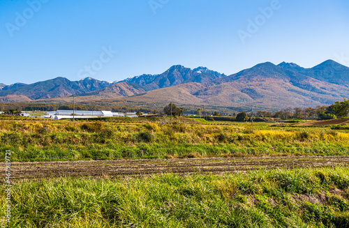 秋の八ヶ岳と田園風景 © kikisora