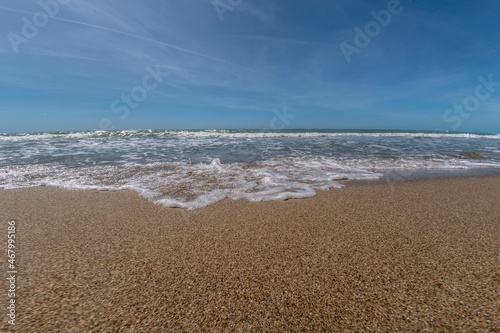 Fototapeta Naklejka Na Ścianę i Meble -  Sea with waves in the foreground on the shoreline