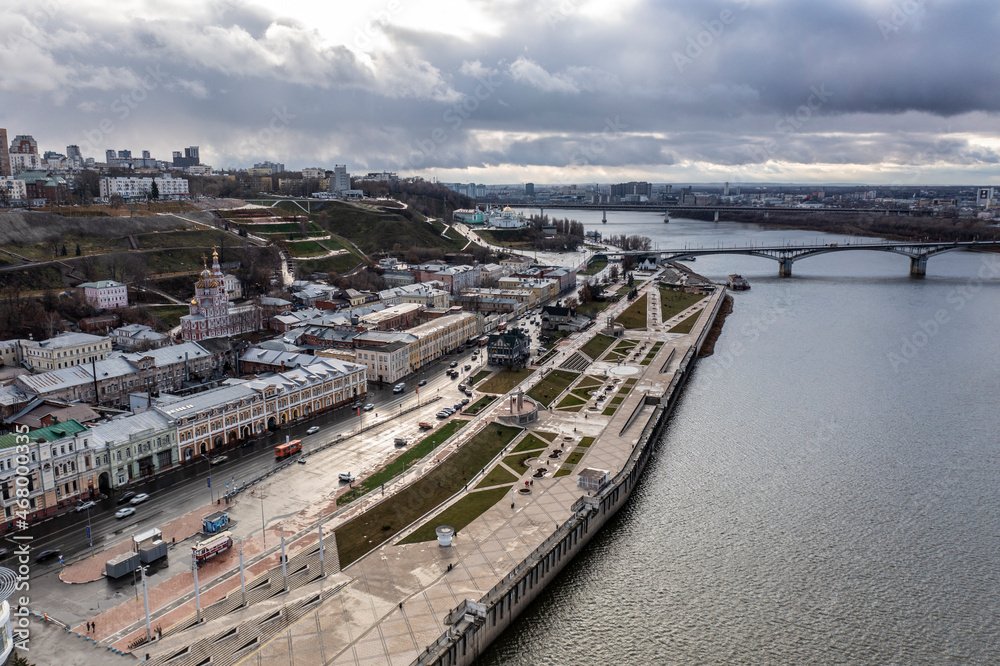 Obraz premium a panoramic view from a drone of the old part of the city with the Kremlin of Nizhny Novgorod on a cloudy autumn day 