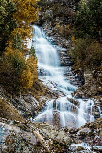 Fototapeta Naklejka Na Ścianę i Meble -  Bach mit Wasserfall im gelbem Herbstwald