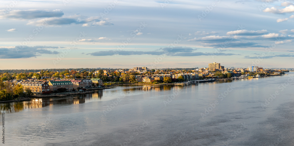 Wide view of the historic city of Alexandria and the waterfront property along the Potomac River in northern Virginia - obrazy, fototapety, plakaty 