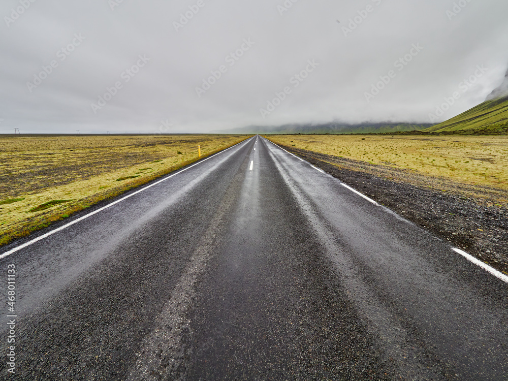 Naklejka premium Viaje Islandia en furgoneta