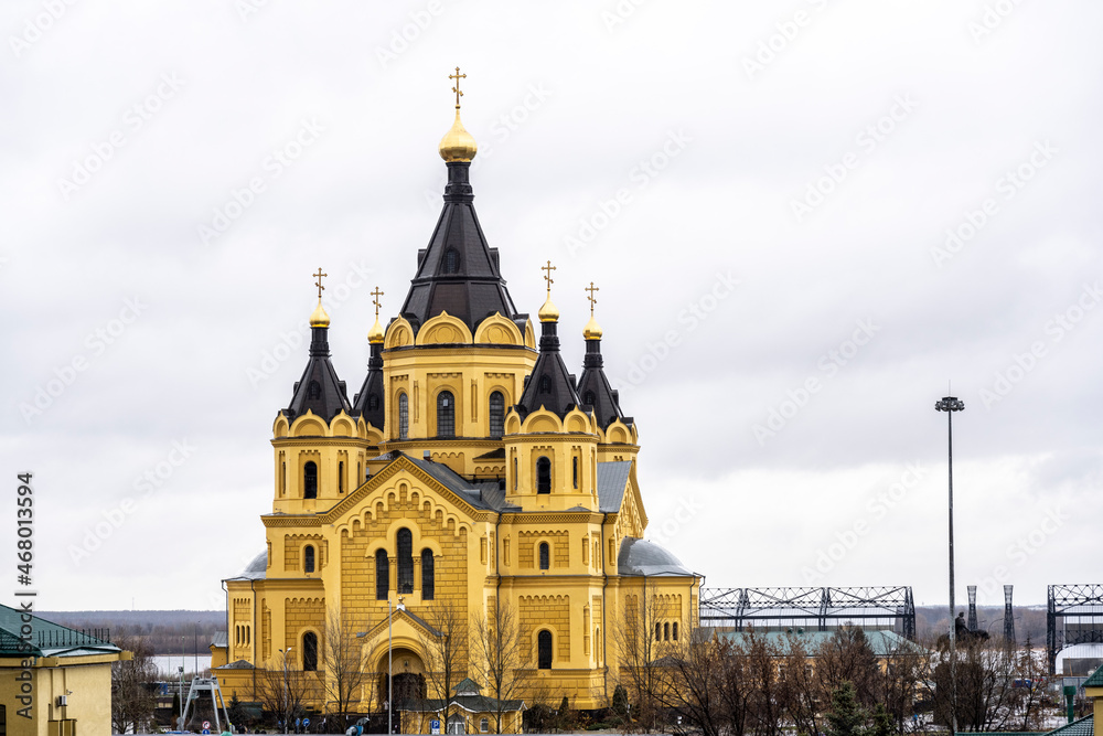 Fototapeta premium old beautiful Orthodox church in the old district of Nizhny Novgorod on a cloudy autumn day 