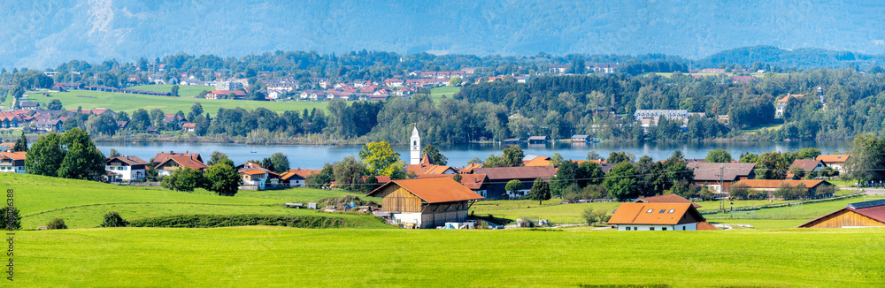 Blick über Riegsee, den gleichnamigen See und Egling in Oberbayern